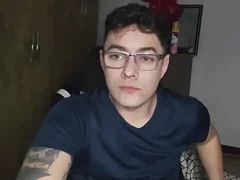 Snapshot of Dyllan__ chatting on 10-12-25, 02:21 Dyllan online show from 10-12-25, 02:21