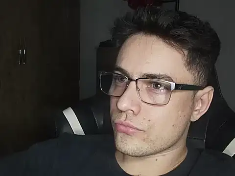 Snapshot of Dyllan__ chatting on 10-14-25, 01:50 Dyllan online show from 10-14-25, 01:50