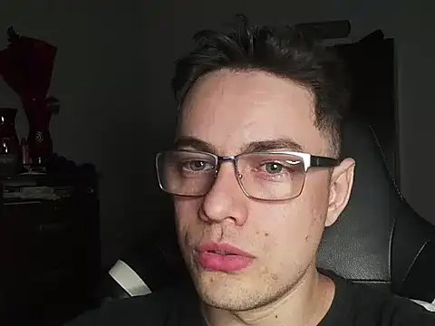 Snapshot of Dyllan__ chatting on 10-22-25, 02:56 Dyllan online show from 10-22-25, 02:56