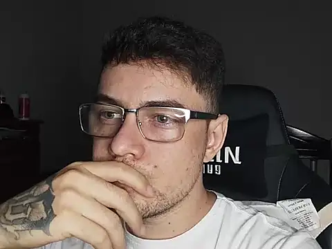 Snapshot of Dyllan__ chatting on 10-29-25, 01:52 Dyllan online show from 10-29-25, 01:52