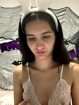 Bella still online show from 10-30-25, 01:12