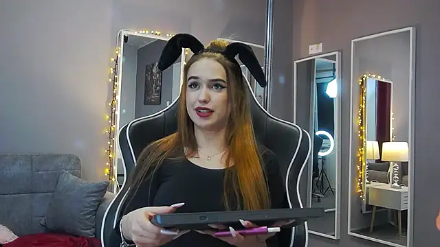 Eva Lovvia  online show from 01-24-25, 12:20