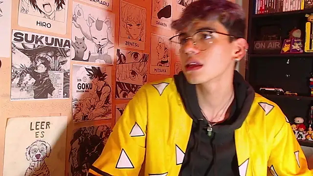 Snapshot of Mickey_Magic chatting on 03-05-25, 07:27 Mickey Magic online show from 03-05-25, 07:27