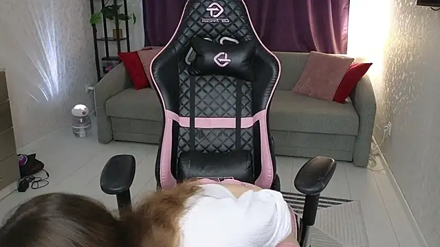 Snapshot of Sweeet_Lilit chatting on 12-18-25, 10:05 Sweeet Lilit online show from 12-18-25, 10:05