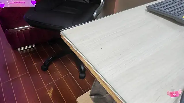 Snapshot of VioletParkker chatting on 02-06-25, 11:32 VioletParkker online show from 02-06-25, 11:32