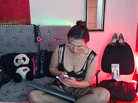 Snapshot of sachaclinford chatting on 02-10-26, 01:59 sachaclinford online show from 02-10-26, 01:59