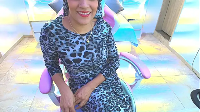 Snapshot of Zulema_hamdi chatting on 02-20-25, 07:19 Zulema hamdi online show from 02-20-25, 07:19