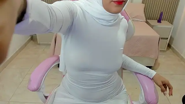 Snapshot of Zulema_hamdi chatting on 03-12-25, 06:18 Zulema hamdi online show from 03-12-25, 06:18