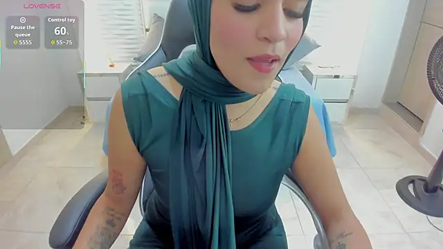 Snapshot of Zulema_hamdi chatting on 11-10-25, 07:02 Zulema hamdi online show from 11-10-25, 07:02