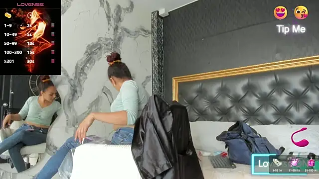 Snapshot of DalayMoore chatting on 09-25-25, 07:39 DalayMoore online show from 09-25-25, 07:39