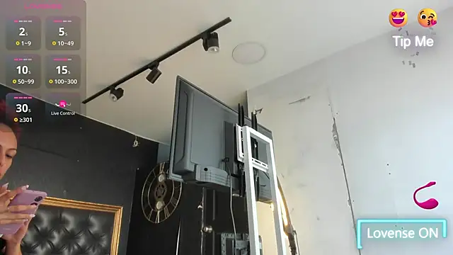 Snapshot of DalayMoore chatting on 09-26-25, 07:51 DalayMoore online show from 09-26-25, 07:51