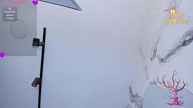 Snapshot of DalayMoore chatting on 10-19-25, 07:36 DalayMoore online show from 10-19-25, 07:36