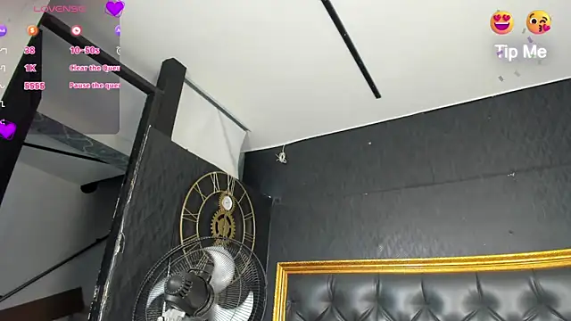 Snapshot of DalayMoore chatting on 12-15-25, 08:13 DalayMoore online show from 12-15-25, 08:13