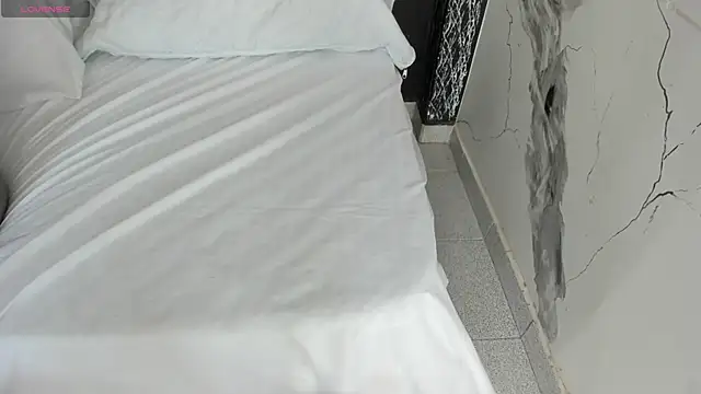 Snapshot of DalayMoore chatting on 12-17-25, 08:04 DalayMoore online show from 12-17-25, 08:04