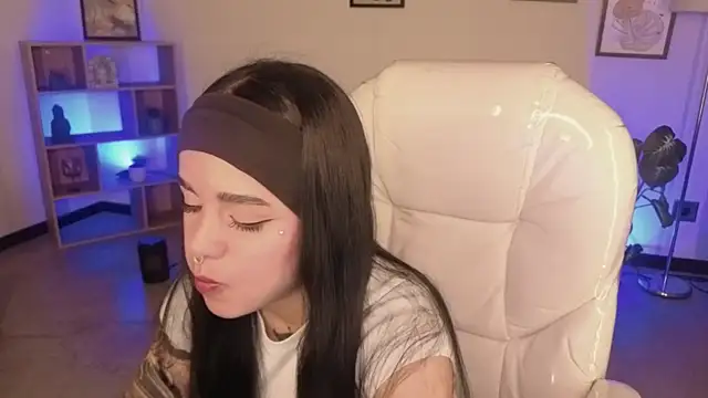 Nicole Foxx  online show from 11-25-25, 07:47