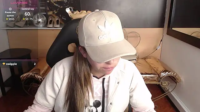 Snapshot of Kitten_Cam chatting on 10-15-25, 10:10 Kitten Cam online show from 10-15-25, 10:10