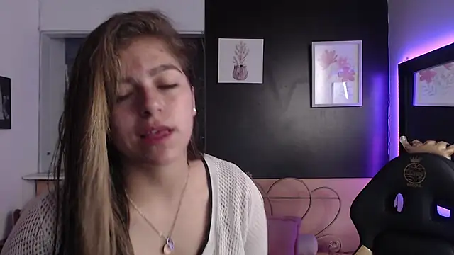 Snapshot of Kitten_Cam chatting on 10-22-25, 03:18 Kitten Cam online show from 10-22-25, 03:18