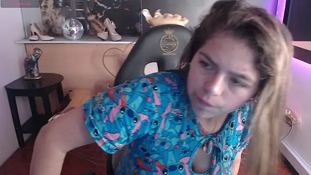 Snapshot of Kitten_Cam chatting on 10-28-25, 02:15 Kitten Cam online show from 10-28-25, 02:15