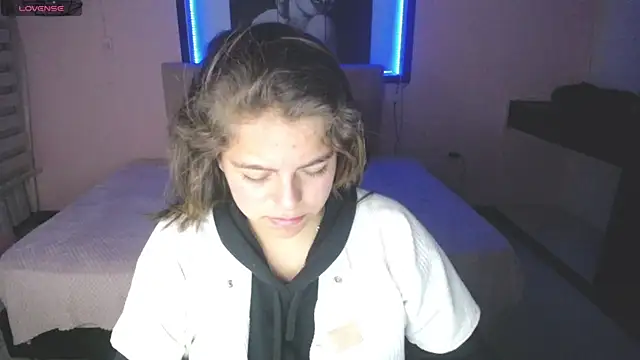 Snapshot of Kitten_Cam chatting on 11-20-25, 01:17 Kitten Cam online show from 11-20-25, 01:17