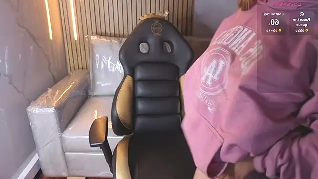 Snapshot of Kitten_Cam chatting on 11-27-25, 04:36 Kitten Cam online show from 11-27-25, 04:36