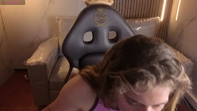 Snapshot of Kitten_Cam chatting on 12-16-25, 01:54 Kitten Cam online show from 12-16-25, 01:54