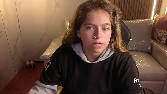 Snapshot of Kitten_Cam chatting on 01-17-26, 03:22 Kitten Cam online show from 01-17-26, 03:22