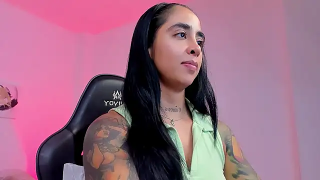 Snapshot of sophierooy22 chatting on 02-08-26, 01:31 sophierooy22 online show from 02-08-26, 01:31