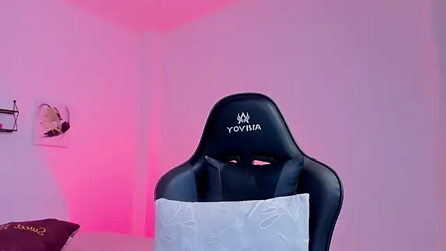 Snapshot of sophierooy22 chatting on 03-06-26, 03:58 sophierooy22 online show from 03-06-26, 03:58