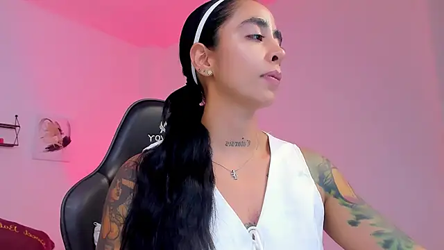 Snapshot of sophierooy22 chatting on 03-08-26, 04:05 sophierooy22 online show from 03-08-26, 04:05