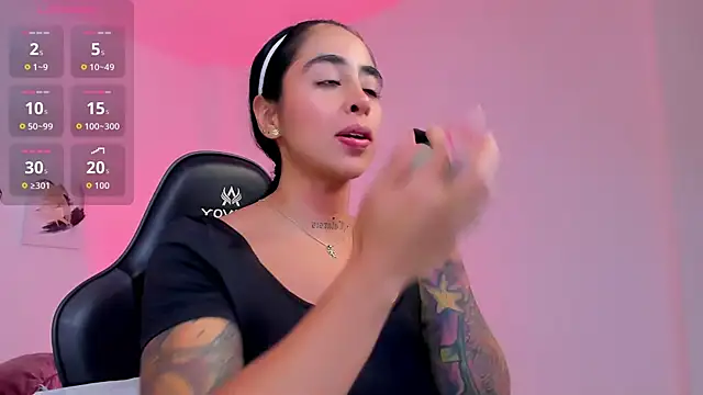 Snapshot of sophierooy22 chatting on 03-12-26, 03:01 sophierooy22 online show from 03-12-26, 03:01