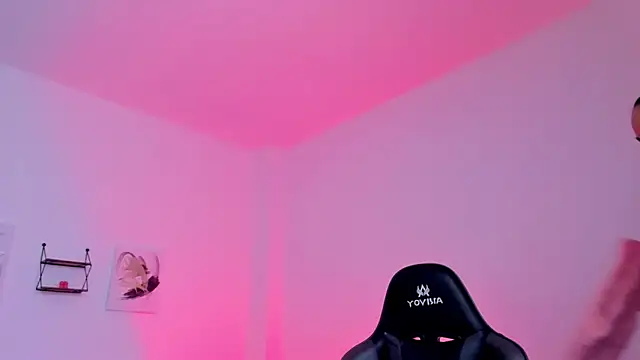 Snapshot of sophierooy22 chatting on 03-16-26, 02:54 sophierooy22 online show from 03-16-26, 02:54