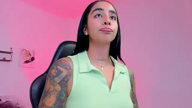 Snapshot of sophierooy22 chatting on 03-18-26, 02:37 sophierooy22 online show from 03-18-26, 02:37