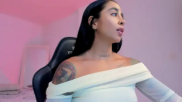 Snapshot of sophierooy22 chatting on 03-31-26, 01:07 sophierooy22 online show from 03-31-26, 01:07