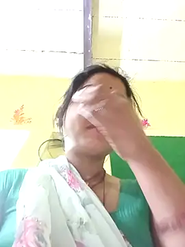 Snapshot of Bhuvi_Bedi chatting on 02-23-25, 10:42 Bhuvi Bedi online show from 02-23-25, 10:42