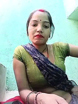 Snapshot of Bhuvi_Bedi chatting on 03-08-25, 05:49 Bhuvi Bedi online show from 03-08-25, 05:49