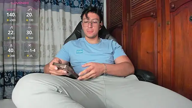 Snapshot of Amon__ashford chatting on 02-11-26, 01:54 Amon ashford online show from 02-11-26, 01:54