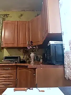 Laura Kiss online show from 11-18-25, 07:13