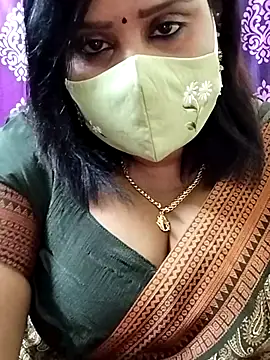 Snapshot of Queenflowerr chatting on 10-23-25, 05:55 Queenflowerr online show from 10-23-25, 05:55