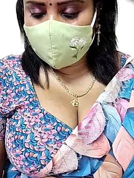 Snapshot of Queenflowerr chatting on 10-27-25, 07:23 Queenflowerr online show from 10-27-25, 07:23