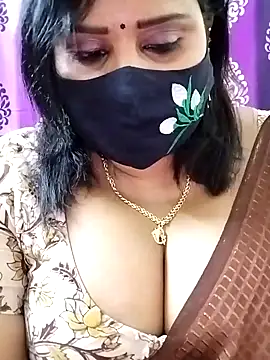 Snapshot of Queenflowerr chatting on 10-28-25, 05:48 Queenflowerr online show from 10-28-25, 05:48