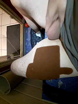 Snapshot of Berniwix2 chatting on 11-16-25, 08:53 Berniwix2 online show from 11-16-25, 08:53