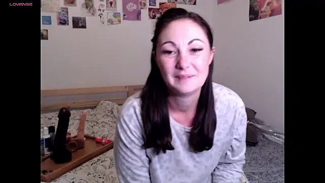 AdorahB3ll3 online show from 11-11-25, 08:20