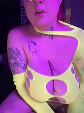 Snapshot of it_is_spicy chatting on 02-06-25, 12:43 it is spicy online show from 02-06-25, 12:43