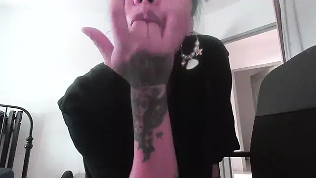 Snapshot of serena__vedette chatting on 10-21-25, 09:43 serena vedette online show from 10-21-25, 09:43