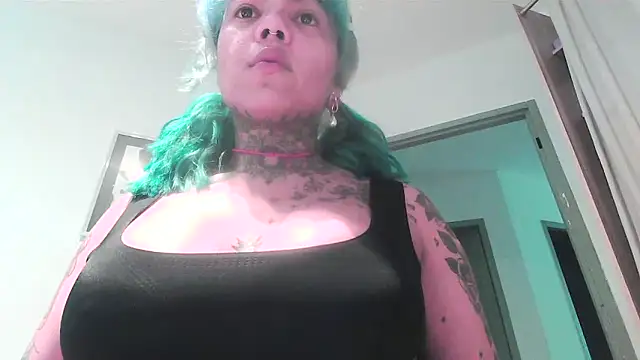 Snapshot of serena__vedette chatting on 10-22-25, 11:32 serena vedette online show from 10-22-25, 11:32