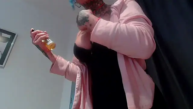 Snapshot of serena__vedette chatting on 12-01-25, 10:31 serena vedette online show from 12-01-25, 10:31