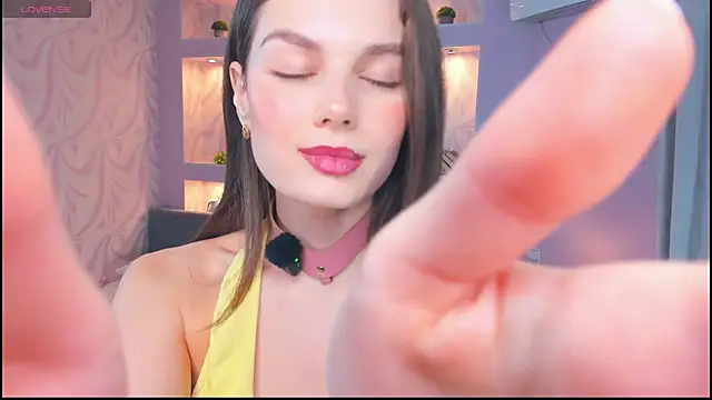 Snapshot of FloraDobb chatting on 12-21-25, 07:04 FloraDobb online show from 12-21-25, 07:04