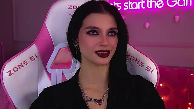 Snapshot of BeverlyMost chatting on 12-04-25, 06:34 BeverlyMost online show from 12-04-25, 06:34