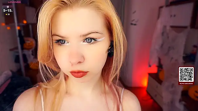 LynetHakes online show from 11-05-25, 04:23