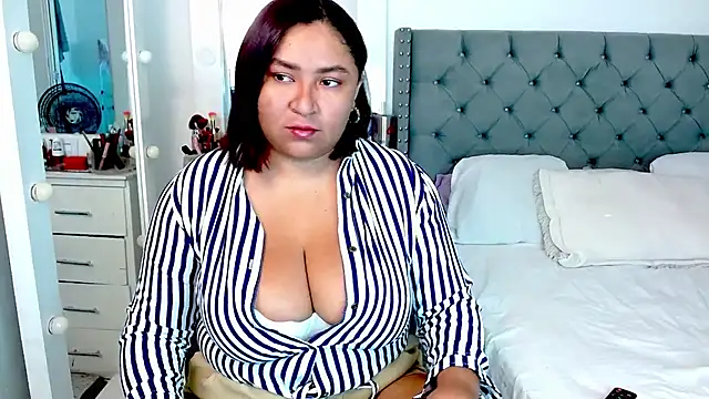 Snapshot of KarlaWild chatting on 01-24-25, 11:48 KarlaWild online show from 01-24-25, 11:48